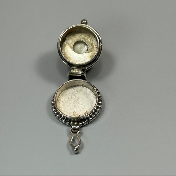 925 Sterling Silver & Pearl Poison Pendant - Picture 4 of 7